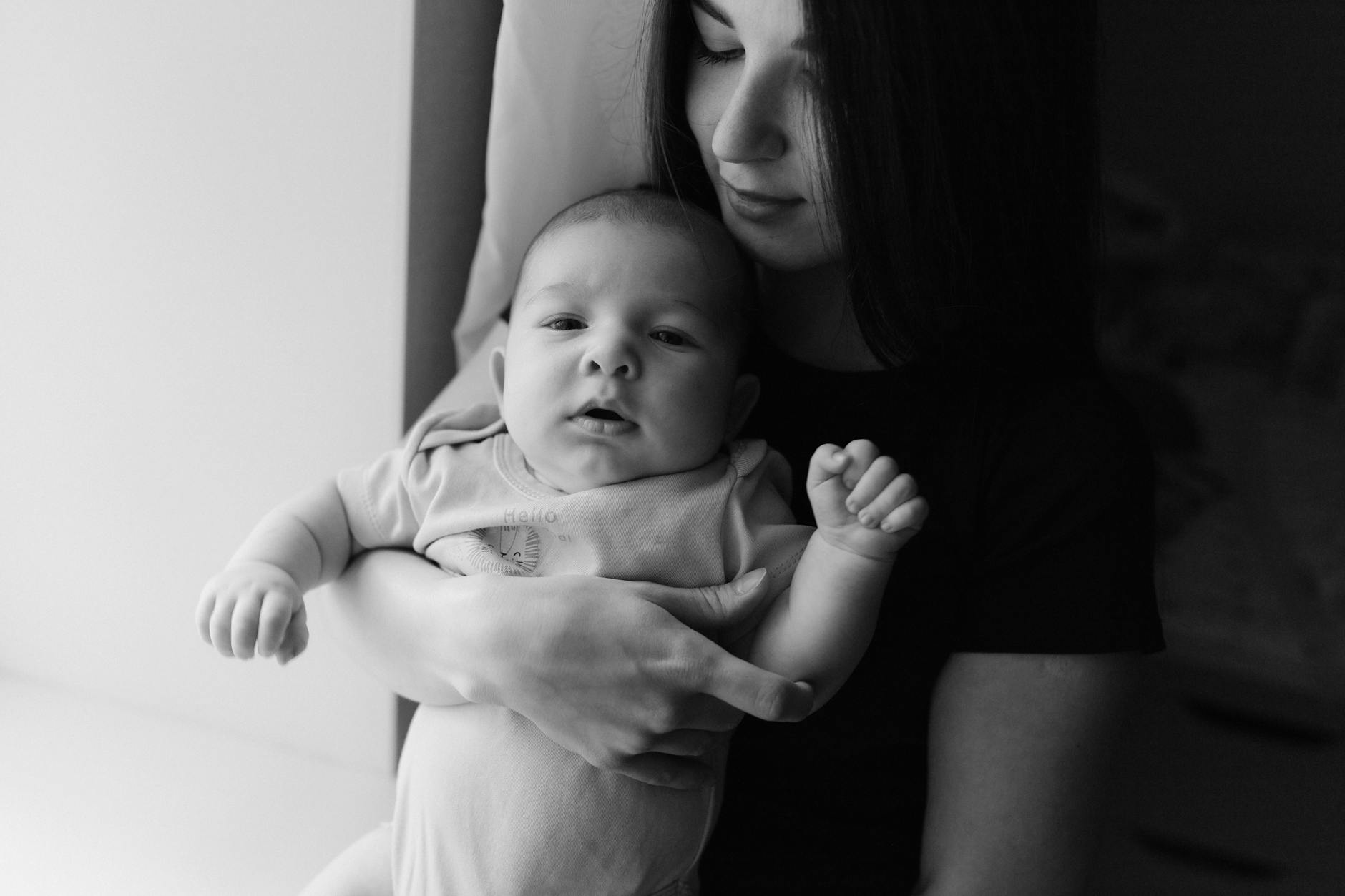 Молода мама тримає малюка