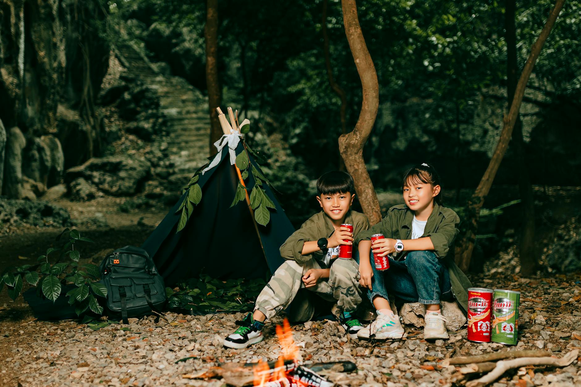 Діти біля вогнища в лісовому таборі