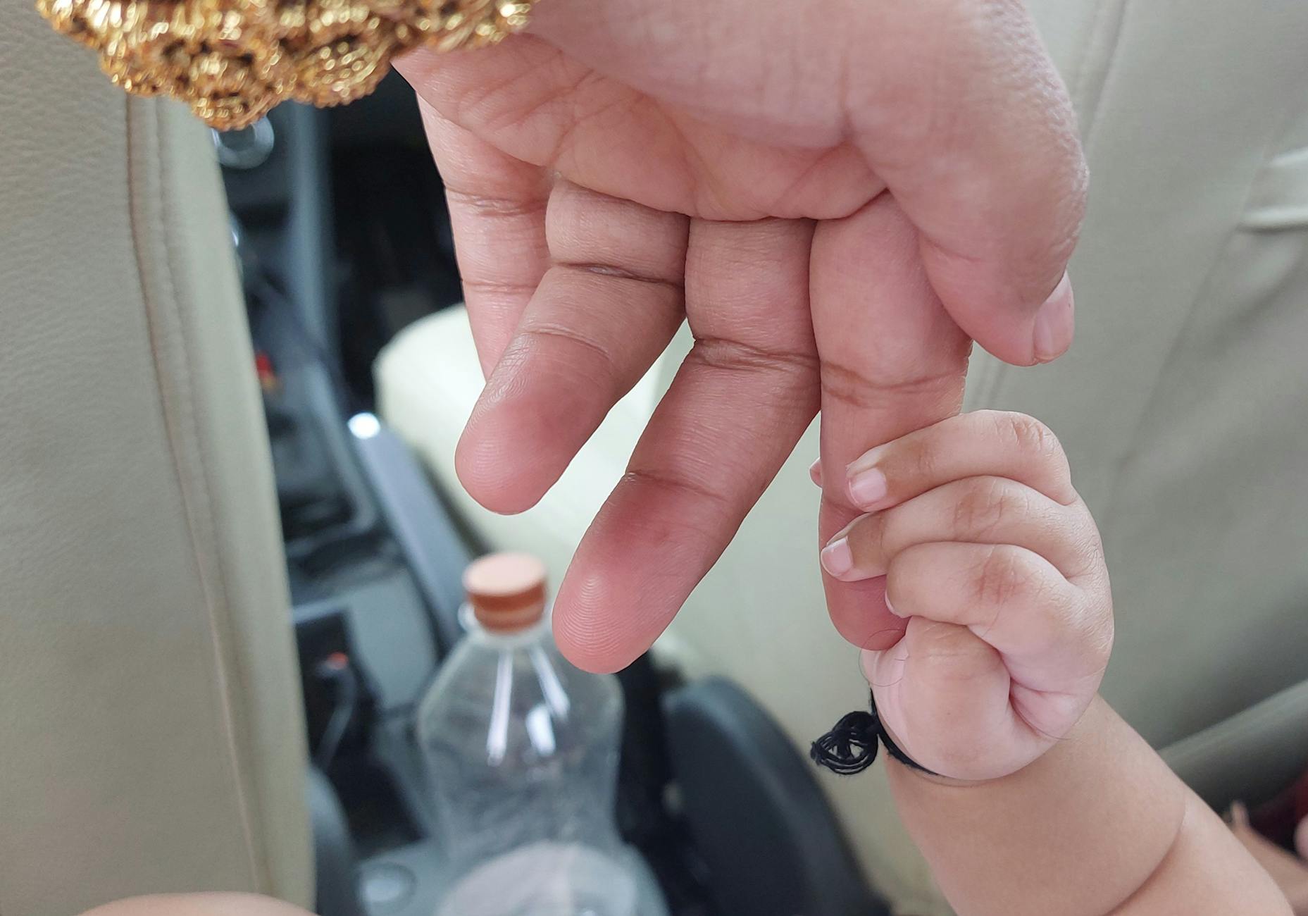 Рука дорослого тримає руку дитини