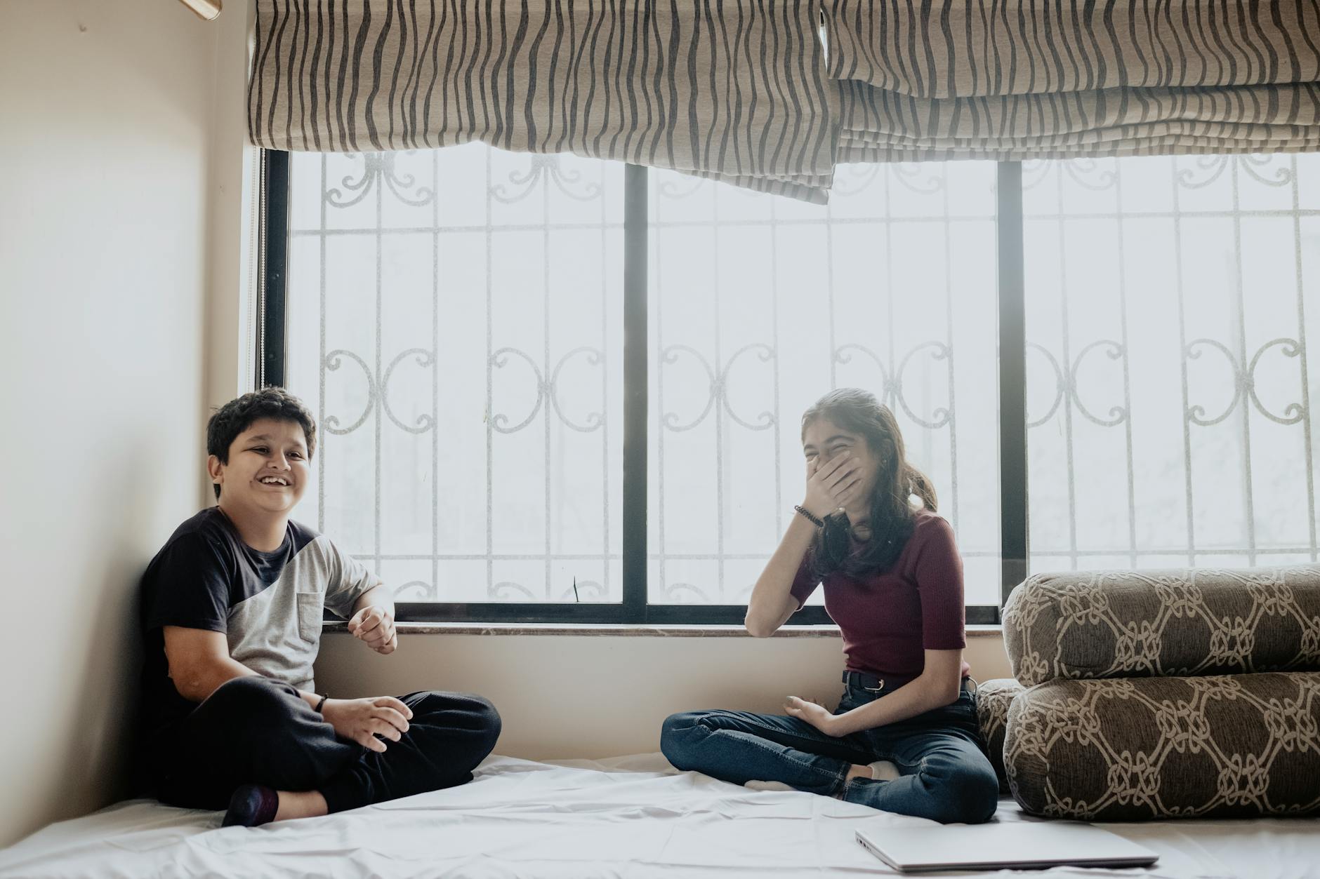 Діти радіють разом при денному світлі