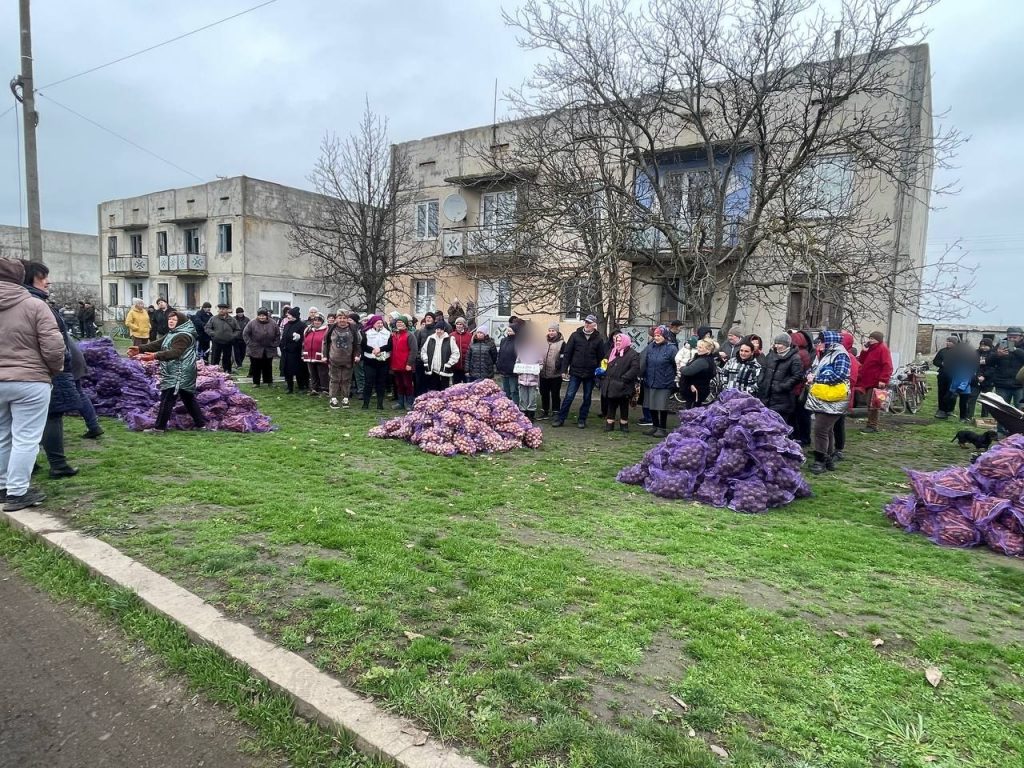 Мішки овочів і загальний план видачі допомоги в селі