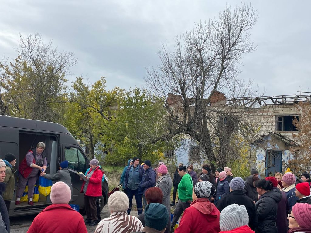 Загальний план видачі допомоги біля мікроавтобуса у селі
