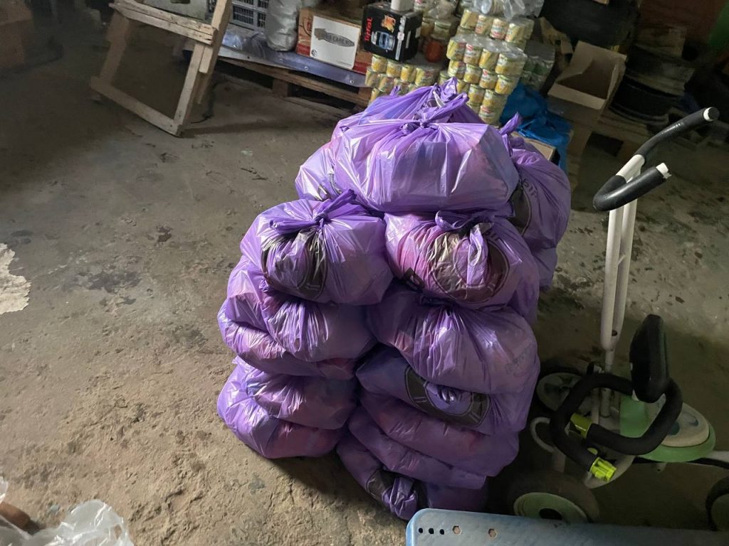 Запаковані продуктові набори складені поруч із ручним візком