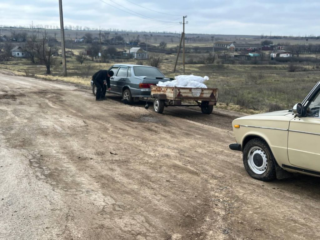 Автомобілі з причепами біля місця передачі паливних брикетів