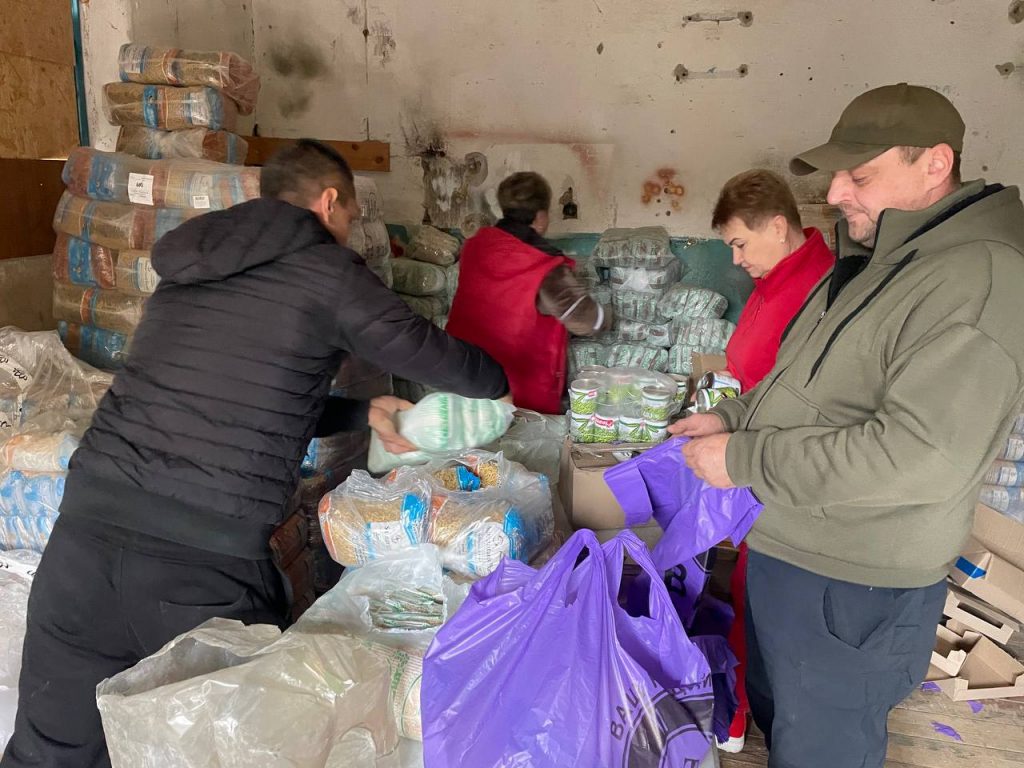 Команда фасує продукти в пакети серед складських запасів