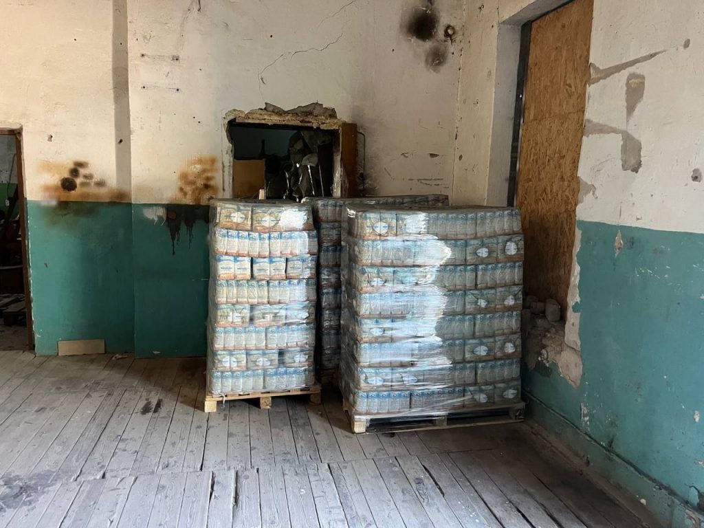 Запаковані продукти на палетах стоять у приміщенні складу