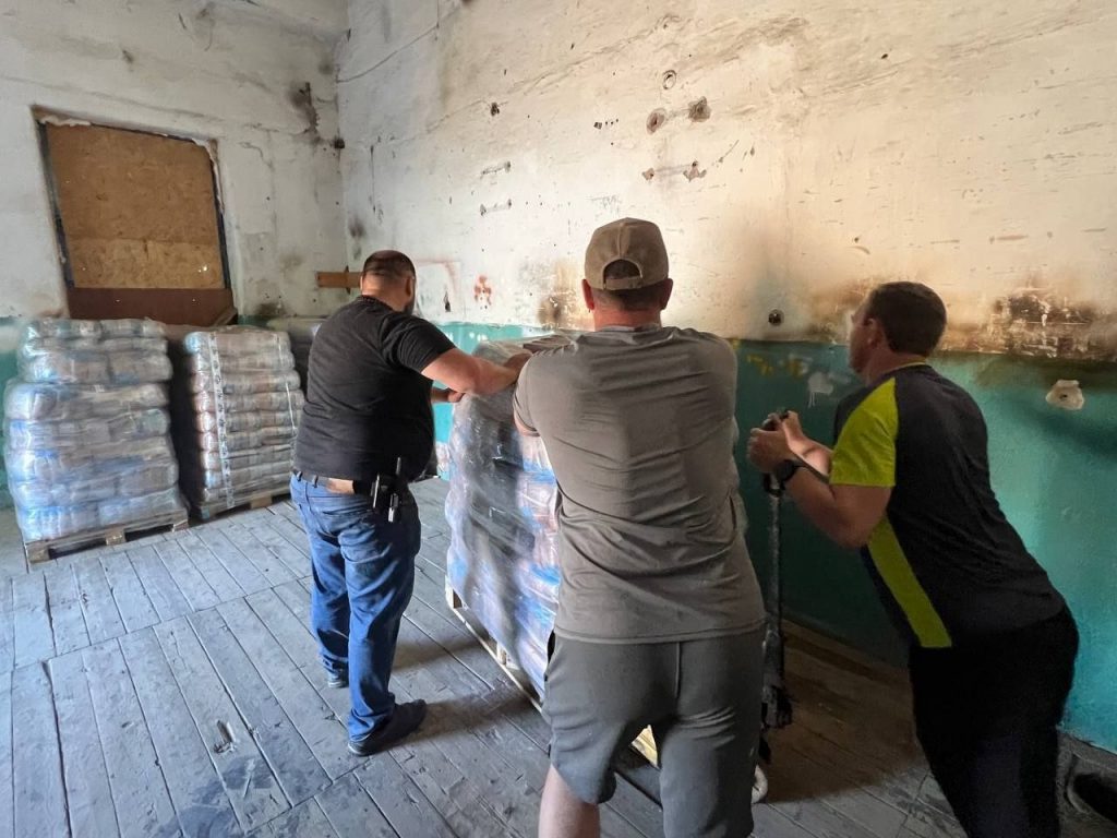 Команда пересуває важку палету з продуктами всередині складу