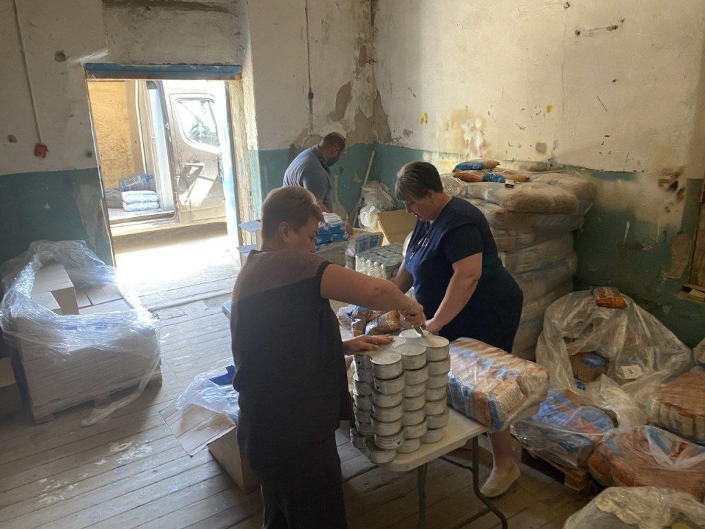 Команда фасує продуктові набори біля запасів на складі